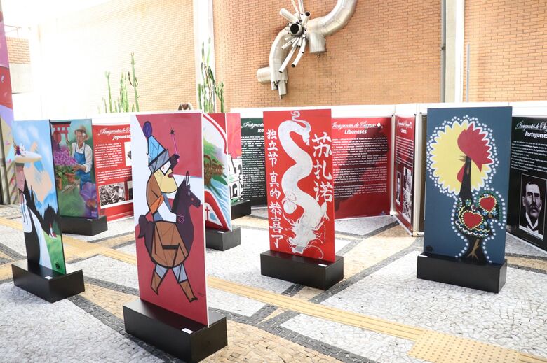 O material reúne informações sobre o surgimento de Suzano, destacando a chegada dos imigrantes e suas contribuições para o desenvolvimento econômico, social e cultural da cidade.