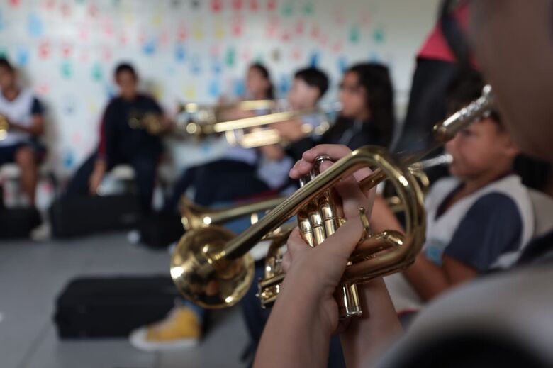 Escolas do Nova América e do Jardim Cacique ganham instrumentos para aulas de música