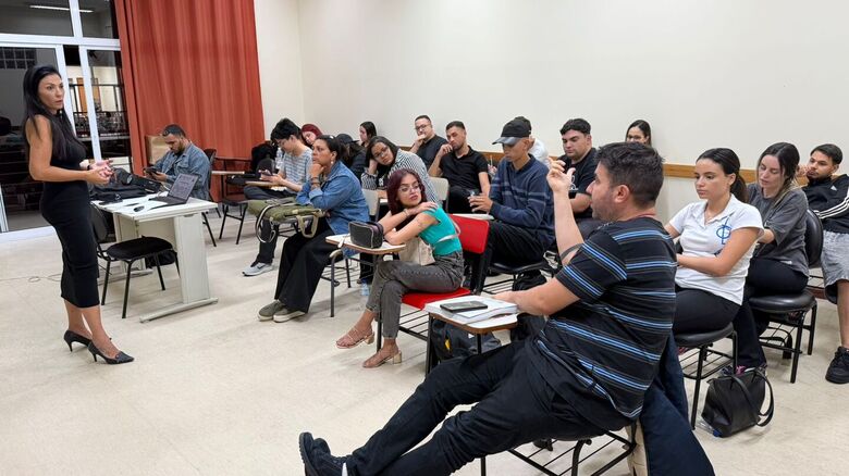Atividade abordou influência das redes sociais, uso de dados pessoais e decisões de consumo para cerca de 25 alunos do curso de Marketing