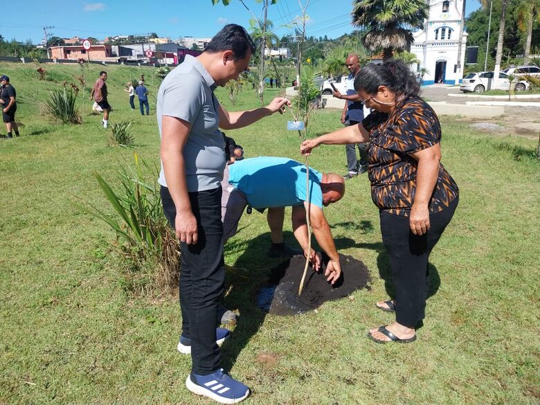 Meio Ambiente lança projeto 'Árvore do Meu Bairro' com plantio na praça da Igreja do Baruel