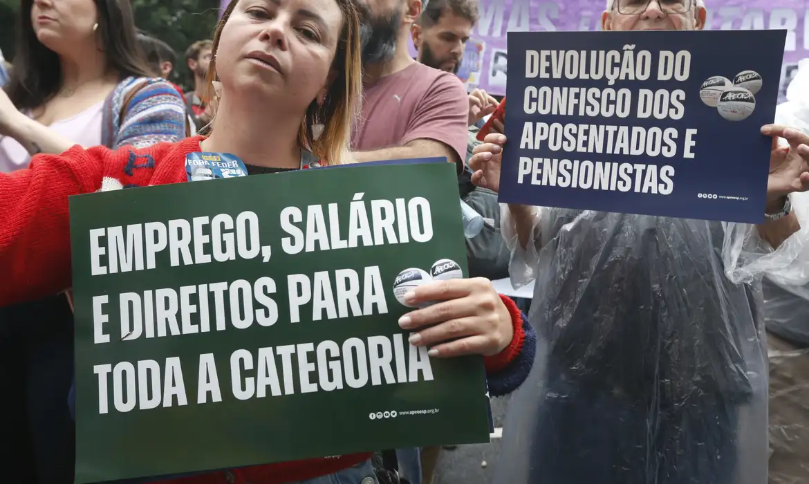 Docentes pedem reajuste salarial e mudanças em políticas do estado