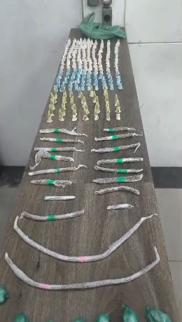 Segundo a polícia, foram encontradas 165 gramas de crack, 203,1g de maconha e 67,9g de cocaína