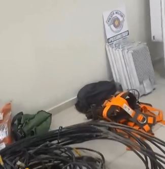 O veículo e os objetos também foram apreendidos.