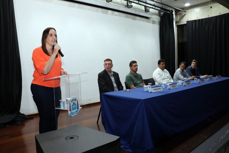 Déborah Raffoul Ishi anunciou os cursos em evento no Cineteatro, nesta segunda-feira (6)