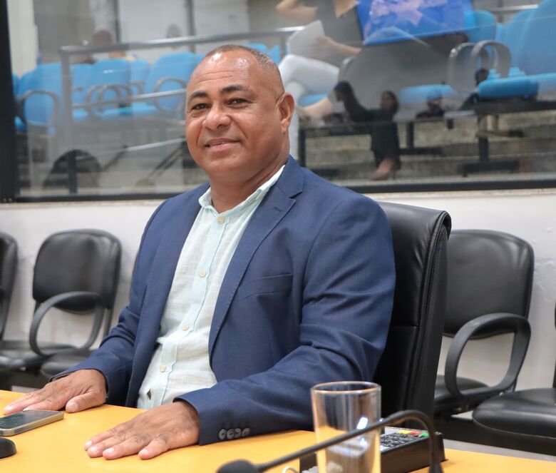 A legislação foi proposta pelo vereador Givaldo Freitas dos Santos (PL), o Baiano da Saúde, e aprovada pelos demais parlamentares