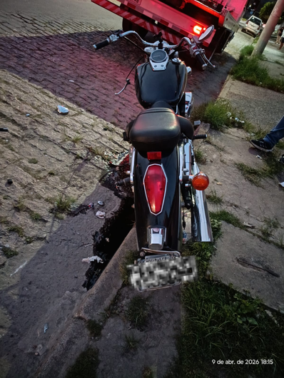 Suspeito perdeu o controle do veículo e caiu, sendo detido até a chegada dos agentes