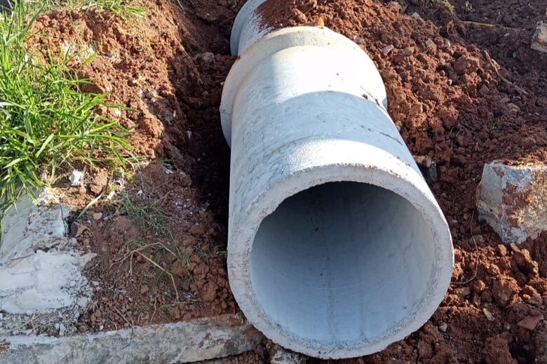 Prefeitura reforça sistema de drenagem na avenida Katsutoshi Naito com troca de tubulação