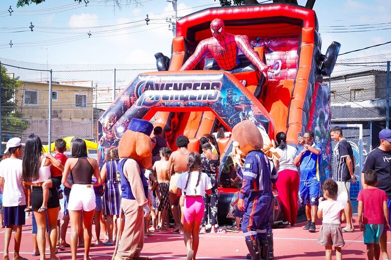 A população pôde receber diversos atendimentos praticamente na porta de casa 