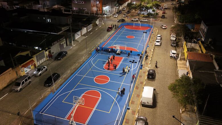 Prefeitura entrega quadras e conjunto de praças do Cruzeirinho revitalizadas