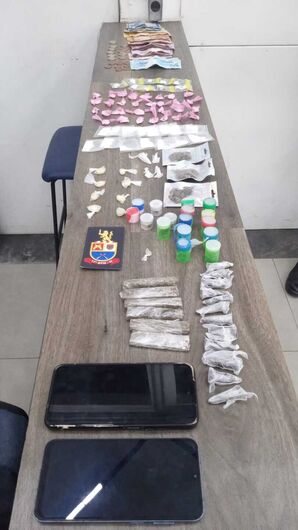 Foram encontrados 4,27 gramas de crack, 27 gramas de cocaína e 46,45 gramas de maconha