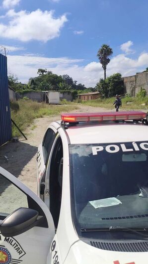 Dentro do galpão foi encontrado um caminhão, empilhadeira, aproximadamente 30 placas veiculares e outros objetos