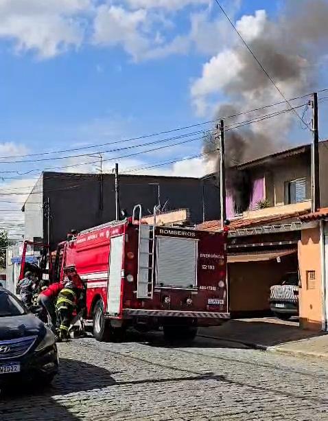 Bombeiros controlam incêndio em residência na Vila Amorim, em Suzano