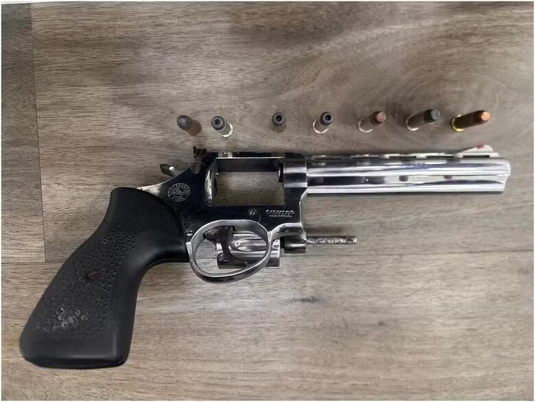 Os agentes fizeram buscas em outro imóvel utilizado pelo casal e localizaram porções de maconha e cocaína, dinheiro em espécie e um revólver calibre .357 com numeração suprimida, além de munições, pertencentes ao suspeito