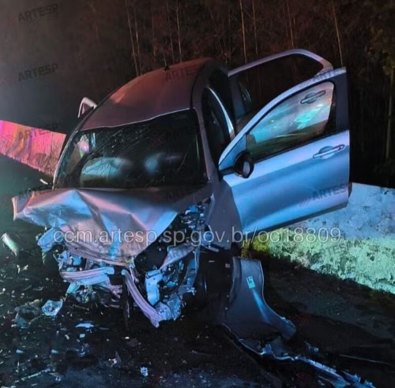 O condutor de um dos carros, um homem de 34 anos, relatou que adormeceu no volante, invadindo a contramão e atingindo o outro veículo