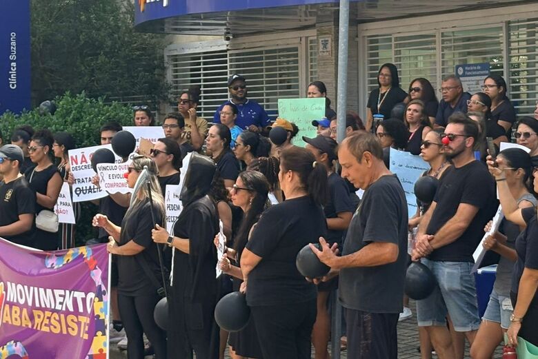 Objetivo do protesto foi denunciar a situação, dar visibilidade às famílias afetadas e cobrar medidas que garantam a continuidade dos tratamentos e a manutenção dos vínculos terapêuticos