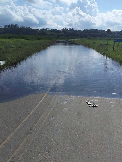 Alagamentos na Estrada da Duchen deixam moradores e motoristas ilhados em Suzano