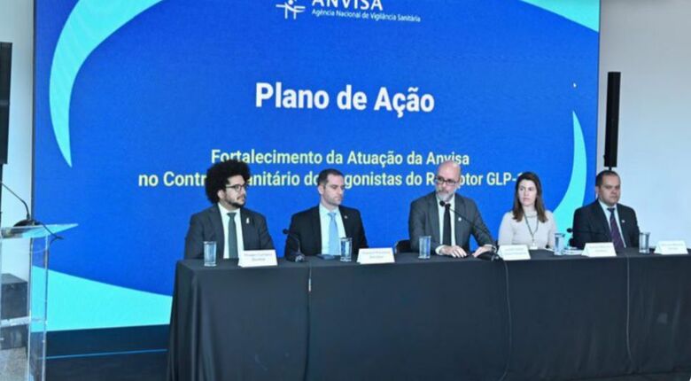Representantes da Anvisa anunciam medidas em entrevista, nesta segunda (5/4), em Brasília