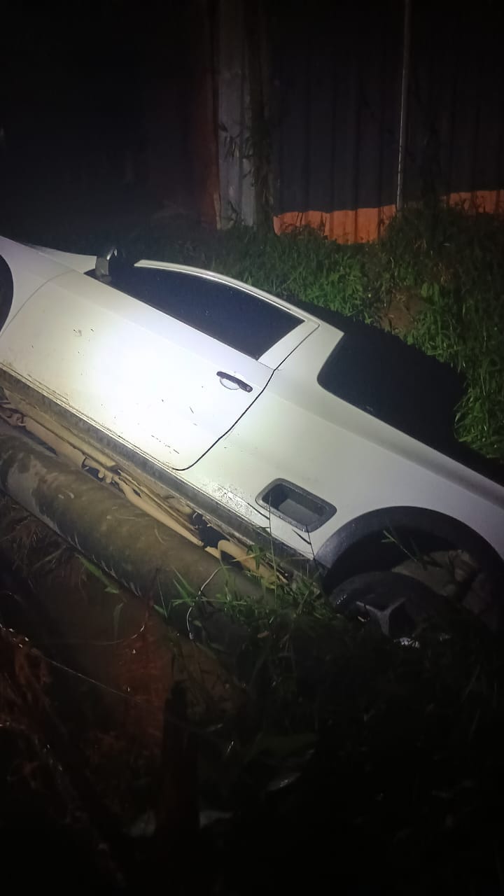 Na avenida Oceania, na ponte sobre um córrego que dá acesso à rua Constelation, os indivíduos abandonaram o veículo ainda em movimento e passaram a fugir a pé pelas margens do córrego