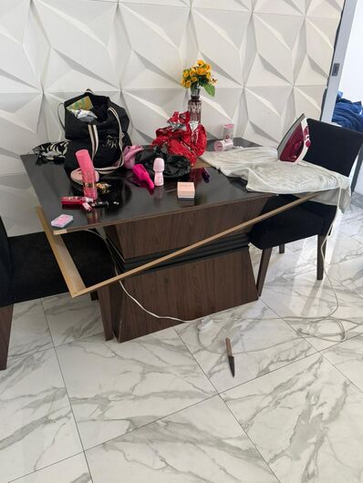 A vítima tentou sair do local, mas foi impedida pelo homem, que passou a portar uma faca e quebrar móveis e objetos do apartamento.