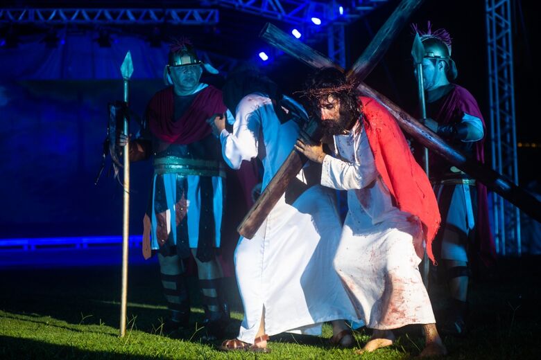 Encenação vai contar com mais de 80 atores no palco e, somando a equipe de produção, envolve mais de 100 pessoas na realização