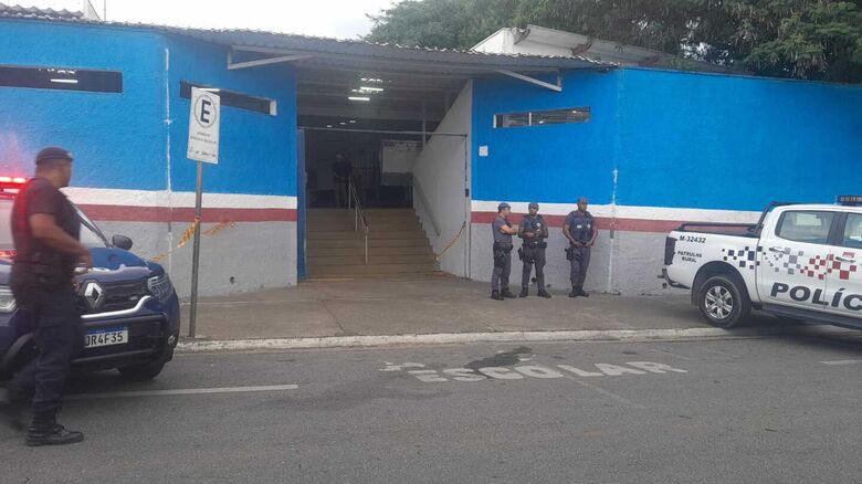 Ex-aluno invade escola com facão no Cidade Boa Vista