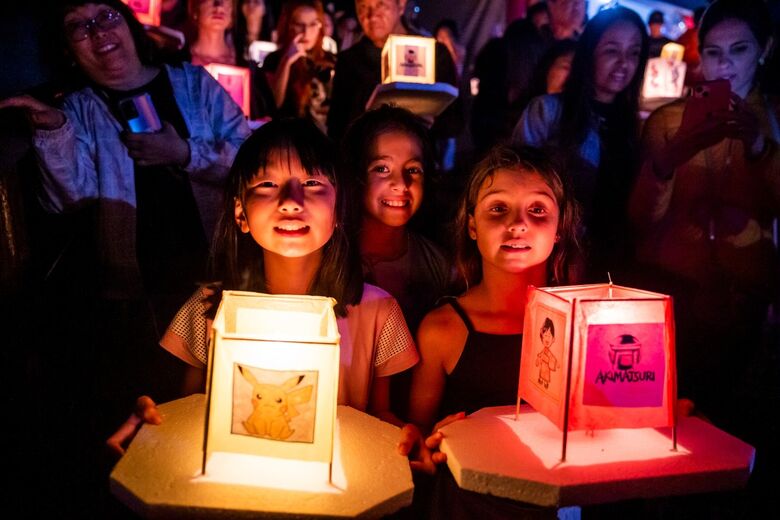 Durante a cerimônia, a lagoa do local se transforma em um espaço de silêncio, contemplação e respeito