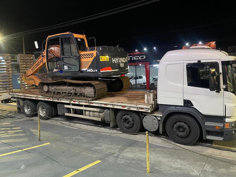 Veículos tinham sido roubados e condutor do caminhão sequestrado na Avenida Marginal Tietê