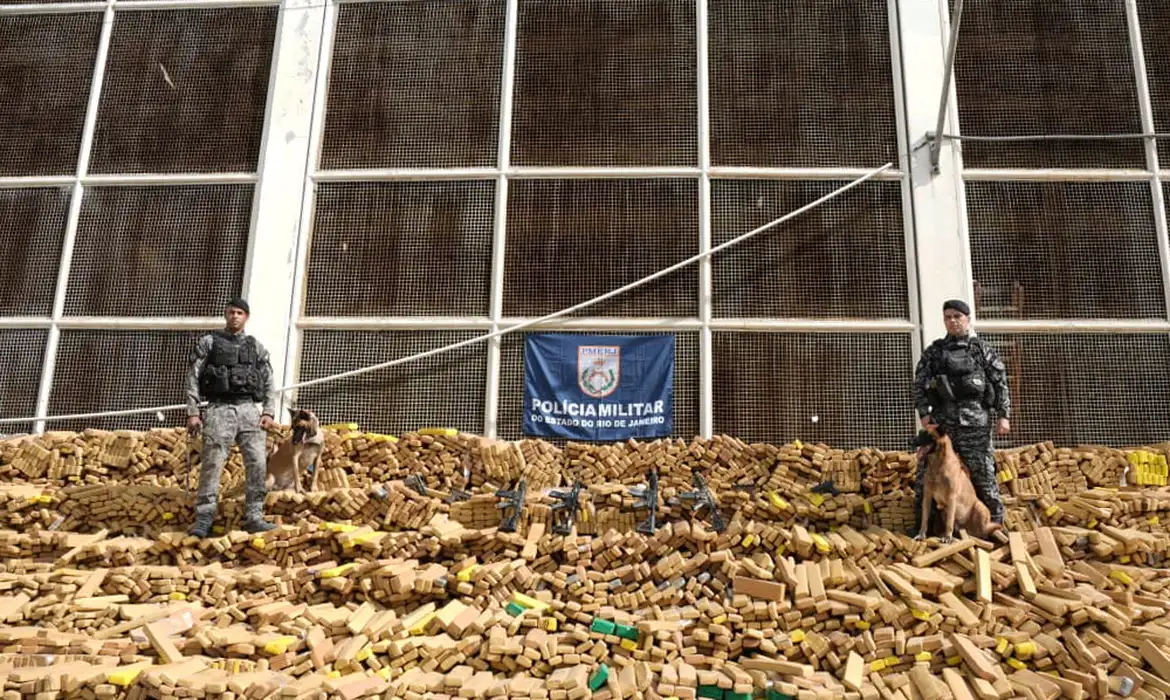 RJ: Operação na Maré apreende recorde de 48 toneladas de drogas