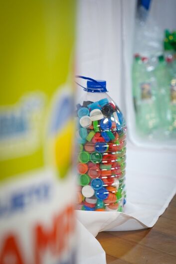 Iniciativa de educação ambiental foi realizada nesta quarta-feira (8), na ETEC, e deve alcançar 11 toneladas de tampinhas recicladas em 2026