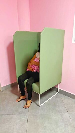 Poltrona possui design diferenciado, com laterais elevadas que criam um espaço mais reservado e aconchegante