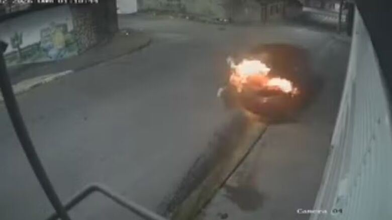 Imagens de uma câmera de segurança mostram o carro em chamas