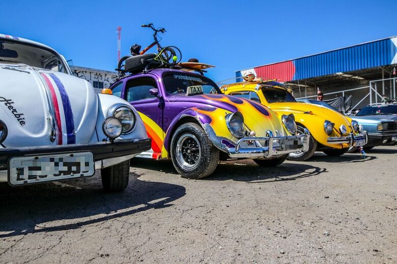 evento reuniu veículos personalizados, rebaixados e modelos antigos