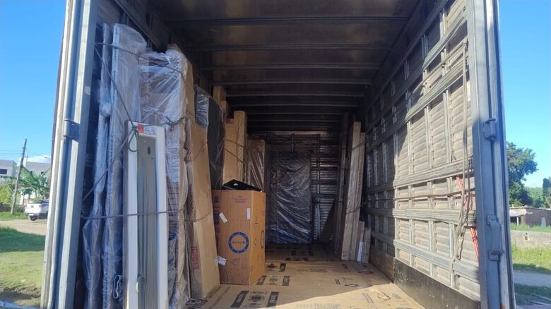 No local, foram encontrados diversos eletrodomésticos e móveis pertencentes à carga roubada, além de uma motocicleta com queixa de roubo registrada anteriormente