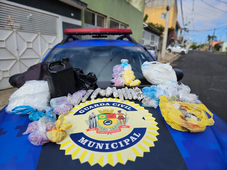 GCM de Itaquá descobre casa-bomba com 2,4 mil entorpecentes no Jardim Amazonas