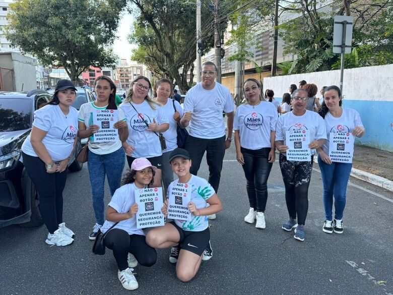 Grupo 'Mães que Protegem' faz manifestação pacífica sobre segurança nas escolas