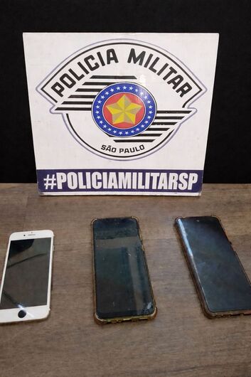 Foi feita busca pessoal e encontraram três celulares