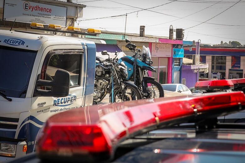 Durante a ação, dois indivíduos foram conduzidos à delegacia por resi, um deles conduzia uma motocicleta realizando manobras perigosas, enquanto o outro, menor de idade, também conduzia uma motocicleta com placa suprimida