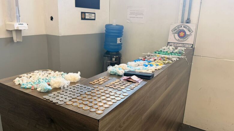 Ao todo, foram apreendidas 648,6 gramas de maconha, 191,9 gramas de cocaína e 192,6 gramas de crack.