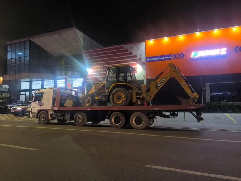 Na data, policiais militares rodoviários foram informados sobre um caminhão que estaria transportando uma retroescavadeira furtada na cidade do Guarujá