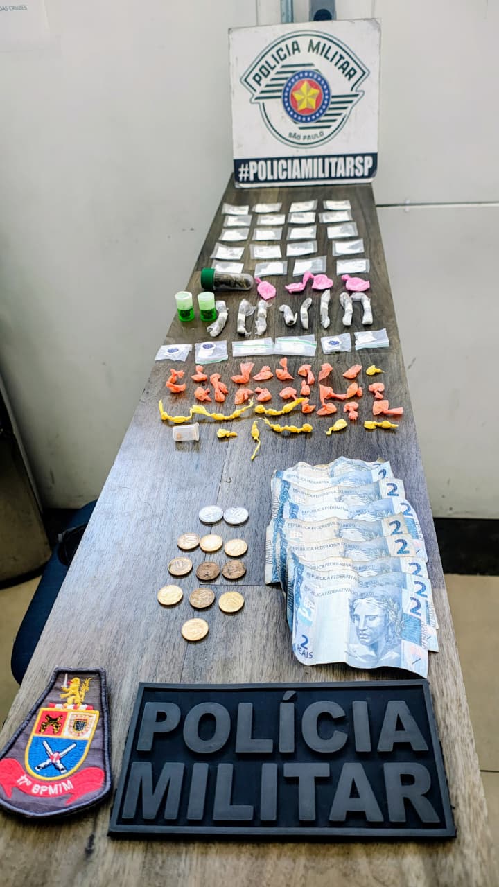 Ao todo, foram apreendidas 24 porções de cocaína, 17 porções de maconha e 40 porções de crack