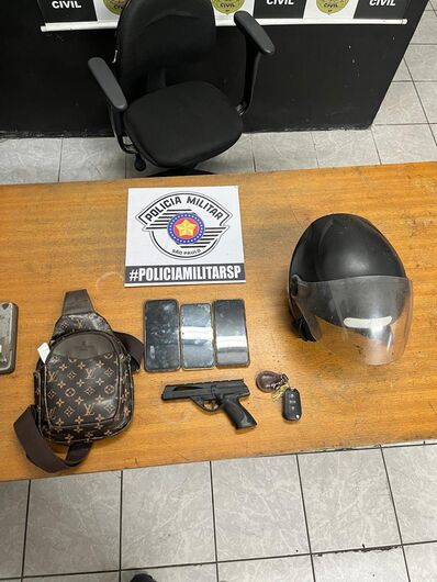 Um dos indivíduos foi abordado ainda no local, portando uma réplica de arma de fogo