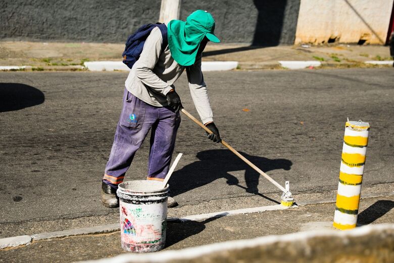 Prefeitura realiza ações de revitalização em vias públicas de Ferraz