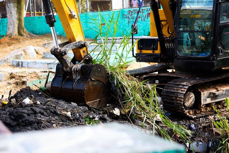 Prefeitura de Ferraz realiza limpeza de córrego e manutenção de boca de lobo no Jardim Anchieta