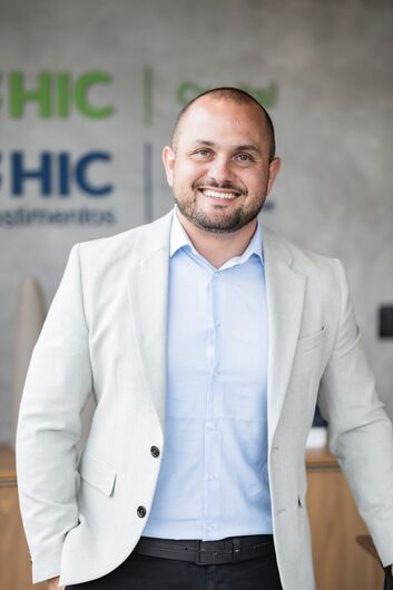 Para Rafael Vieira, CEO da HIC Investimentos, esse cenário reforça a importância de uma gestão mais rigorosa do fluxo de caixa