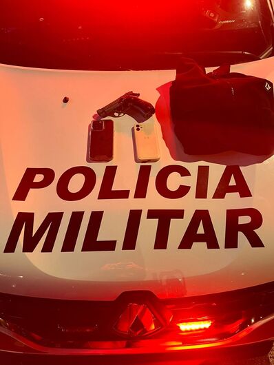 Durante vistoria no veículo usado no crime, os policiais localizaram uma réplica de pistola escondida em um compartimento atrás do porta-luvas, além dos celulares roubados