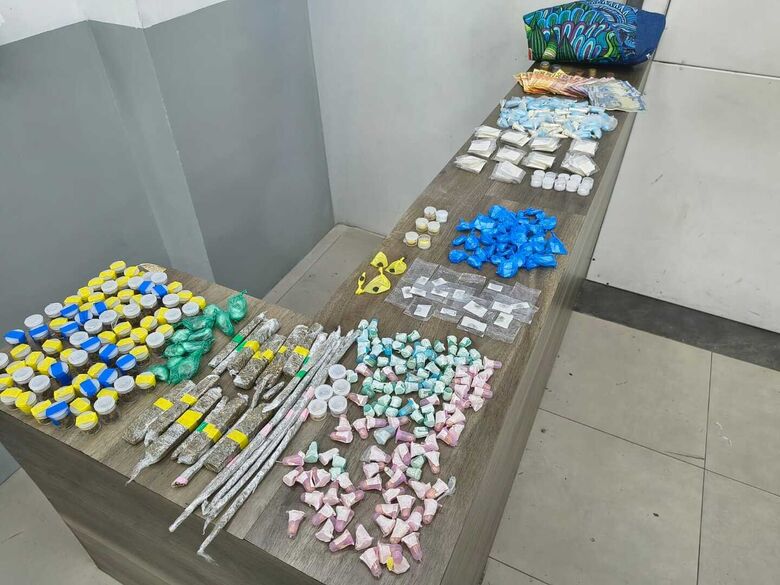 Ao todo foram apreendidas 532,7 gramas de maconha, 179,9 g de cocaína, 125,9 g de crack e quatro comprimidos de ecstasy