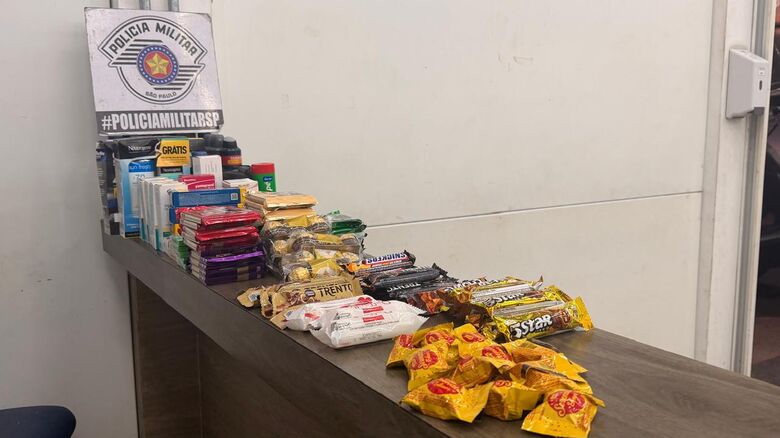 Um dos criminosos estava armado e ameaçou os trabalhadores ao tirar dinheiro do caixa e pegar vários produtos do estabelecimento