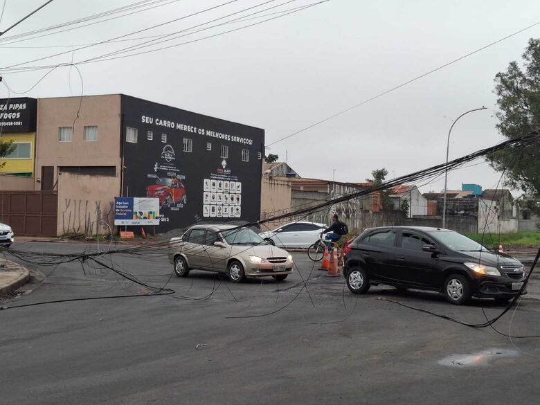 Fios caídos na Avenida Roberto Simonsen causam transtorno em Suzano