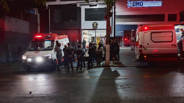 Quando a polícia chegou no local, já havia unidades do Samu e do Corpo de bombeiros, que estavam realizando o socorro