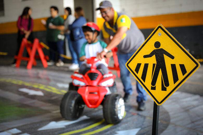 Durante o encontro, as crianças receberam orientações sobre regras de trânsito, sinalização e atitudes seguras no dia a dia, por meio de atividades educativas desenvolvidas pela equipe da secretaria